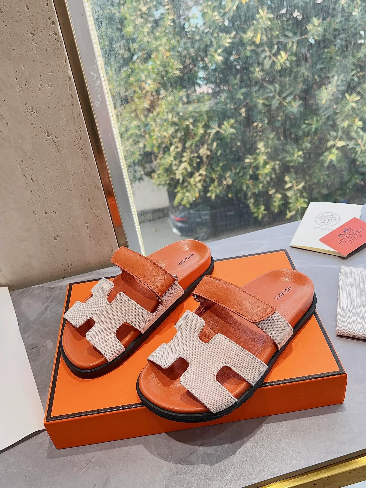 👟👟Ex-factory price 440👟👟 Men's size +10 H family 2024 spring and summer new style HERMES Hermes' recently popular couple's shoes, pig nose angle sandals and slippers, paired with various colorful socks, extremely trendy. Upper lining: imported original material. Outsole: non-slip and wear-resistant outsole. Size: Female 35-42 (40/42 non-returnable and non-exchangeable) Men’s size: 39-45 (45 is non-refundable and non-exchangeable)